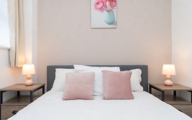 Spacious 2 Bed Southville Flat Near Harbourside