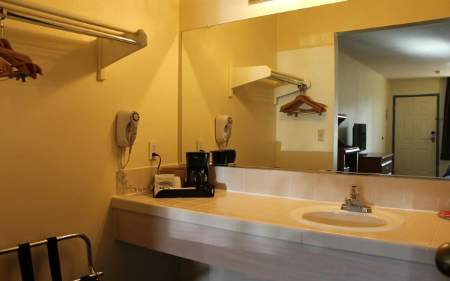 Econo Lodge Inn & Suites Lodi - Wine Country Area