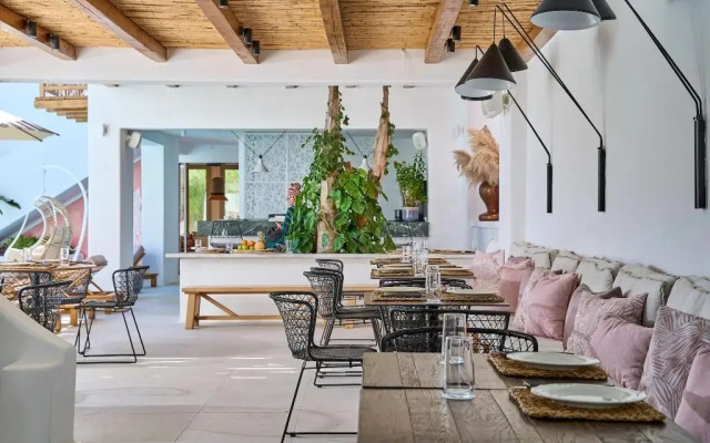 Adorno Suites