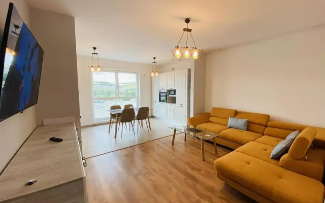 Deluxe Apartment with balcony and private parking in Colvmna Residence