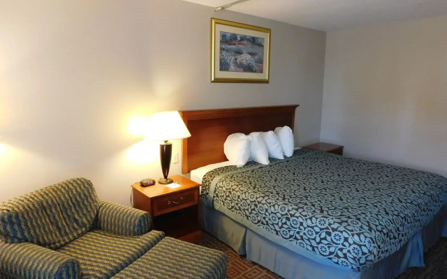 Days Inn by Wyndham West Branch Iowa City Area