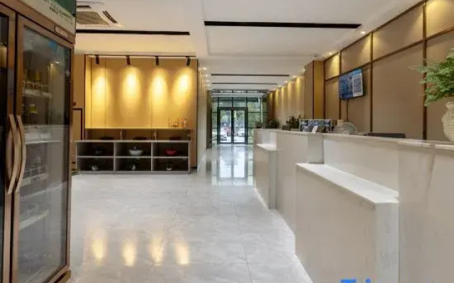He Yi Plus Hotel (Zhuhai Shiren Wanda Plaza)