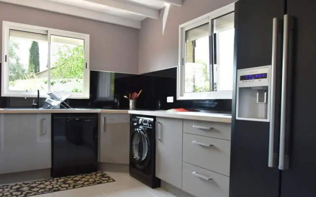 Villa. Near Callian Centre. Private Terrace. Private Garden. Boules Court