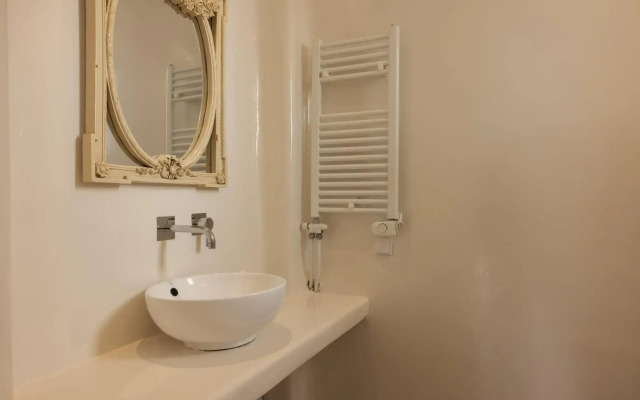 Luxury House with Private Jacuzzi 2A