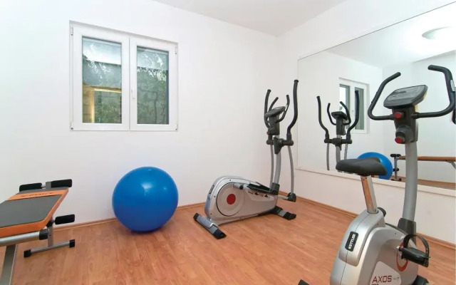 Amazing Home in Makarska With Wifi and 6 Bedrooms