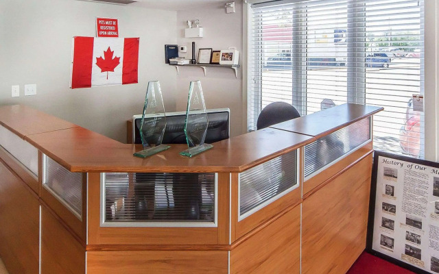 Econo Lodge Inn & Suites