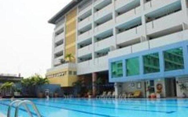 Aiya Residence & Sport Club BTS Budget Hotel