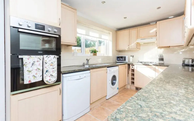 Fabulous 3-bed House, Close to Station