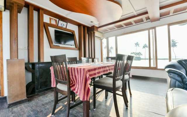 OYO 23231 KHBO Gold Sharing Houseboat