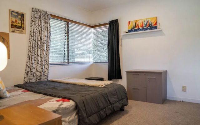 Spacious Eastern Beach Home - 1 Min From Beach!