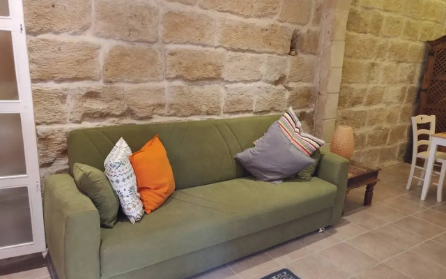 "Romantic Small Townhouse In The Three Cities"