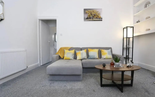 Charming 2-bed Home in Blackpool-central w Parking