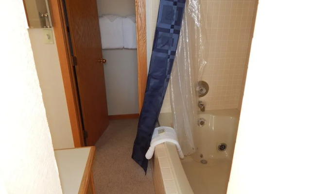 Crestview Condominium's