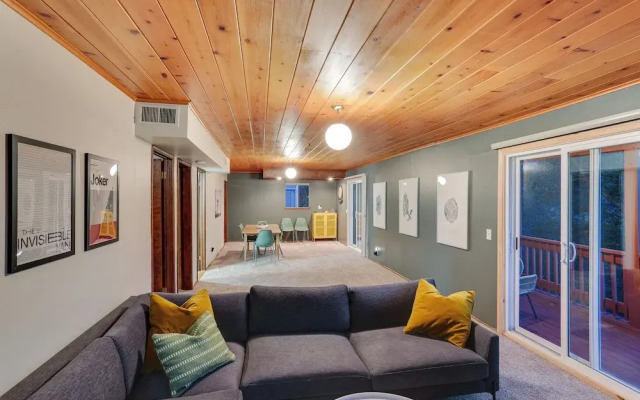 Crestline Cabin: Mountain Views & Fire Pit!