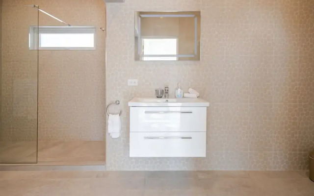 Modern Trestrapi Beach Villa 8 bed 8 Bath 2 Pools