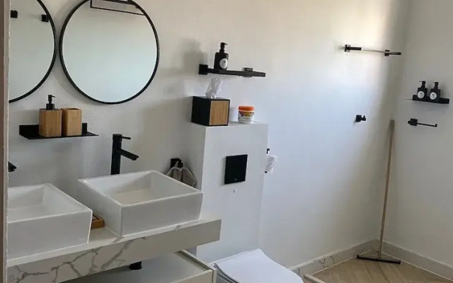 Palm Beach Vacaysuites - Coconut Suite - Top Floor