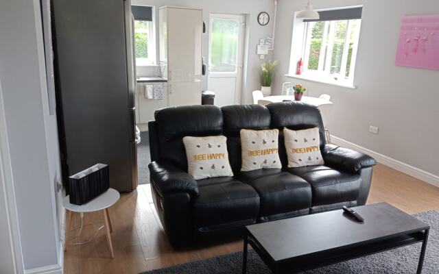 Beautiful and Secluded ,detached Garden Apartment