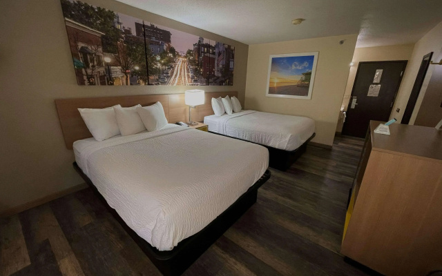 Days Inn & Suites by Wyndham Kaukauna WI
