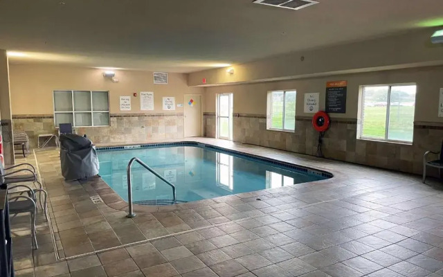 Howard Johnson by Wyndham Bole Plaza Chengwu