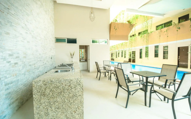 Palmarena Rooms and Residences - Long Stay Comfort with Parking, Sauna, Gym and Pool (Steps from 5th Avenue)
