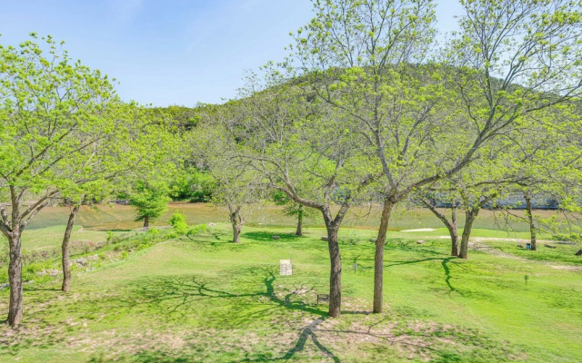 'rio Vista' Condo: Direct Guadalupe River Access!