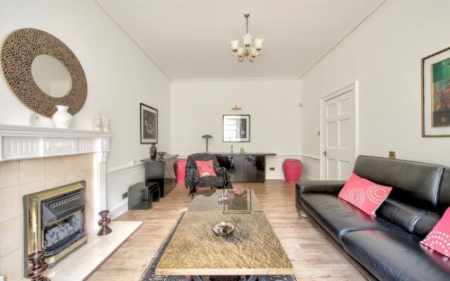 Beautiful One Bedroom in Edinburgh's Town Centre