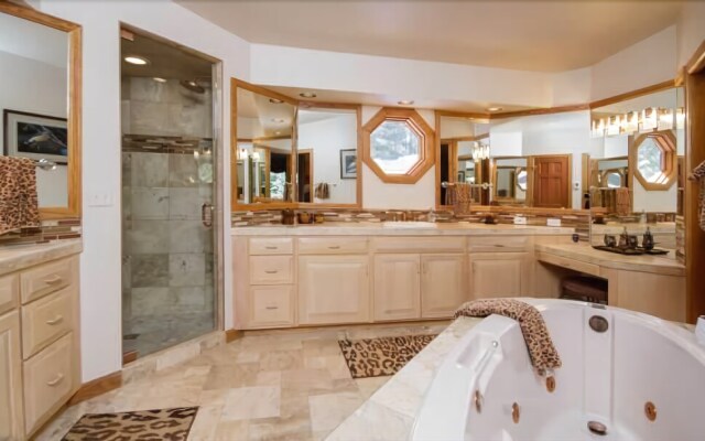 Royal Tiger Lodge (Private Home with Hot Tub)