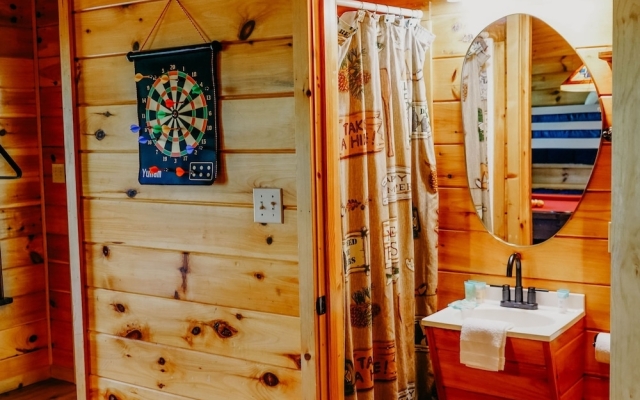 4BR Cabin w Private Pool & Hot Tub