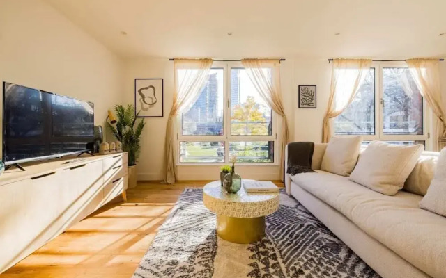 The Crystal Quarters - Modern & Bright 2BDR Apartment