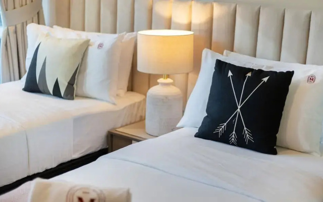 Stylish Marina-front 2BR Near Top Attractions