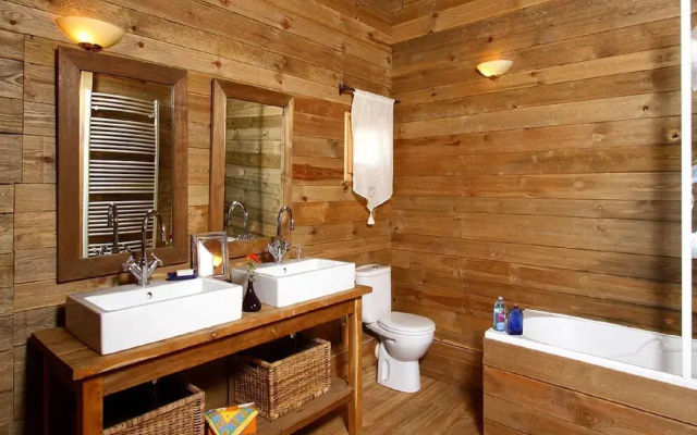 Chalet in Alpe D'huez With Sauna & Hot Tub