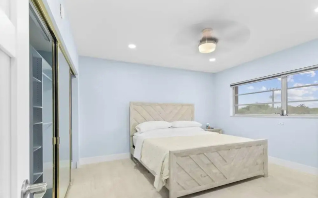 Las Olas & Beachside getaway with pool
