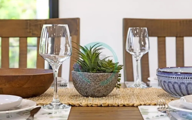 Urbanretreat Modern Outdoor Dining Backyard