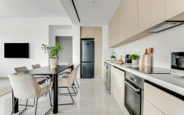Sanders Premier - Nice 2 bdr apt With Balcony