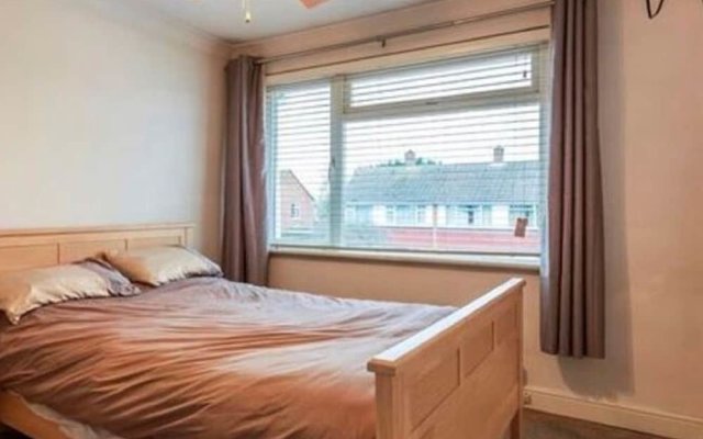 Plush Holiday Home in Slough Near Windsor Castle