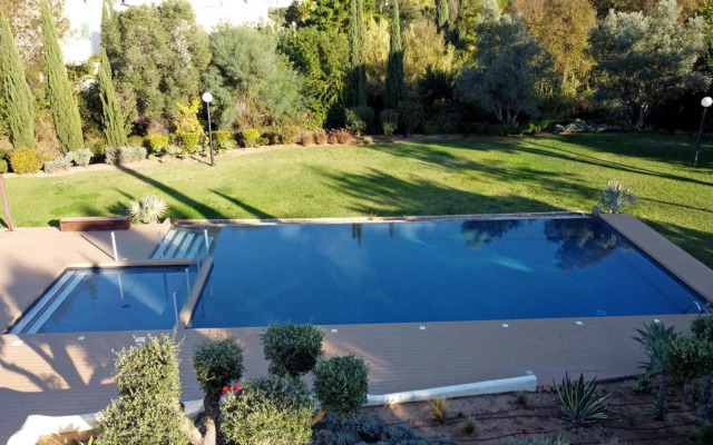 Country Club By Garvetur