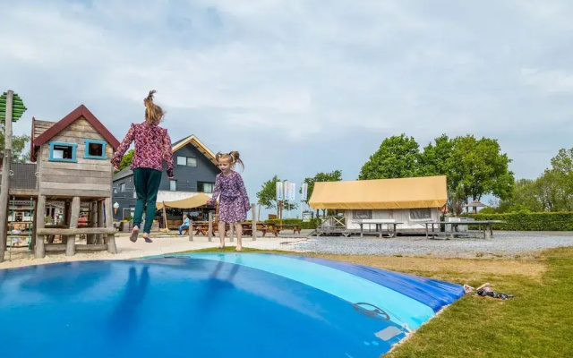 Comfy Chalet With Cooking Island in Limburg