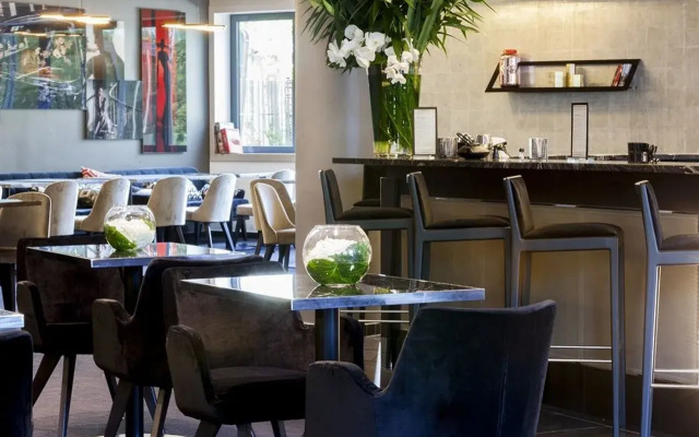 AC Porte Maillot Hotel