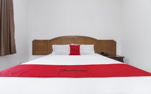 RedDoorz Near Trans Studio Mall 3