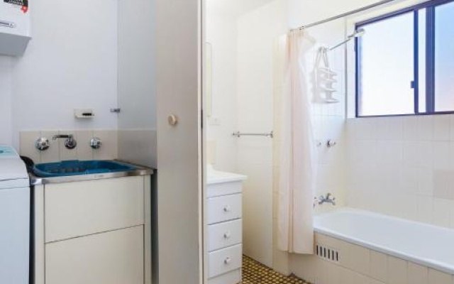 9 'Commodore', 6 Intrepid Close - So Close To The Waters Edge – Bathroom – Nelson Bay
