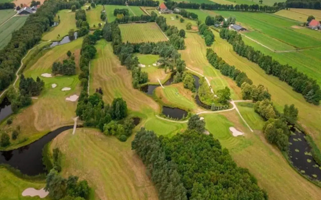 Tranquil Lakeside Stay for 4 Guests