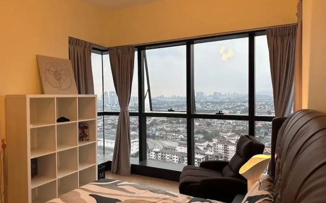 Skyline Luxe 4BR Retreat with En-suites