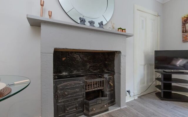 Refined Ground-floor Apt Near Stockbridge Market