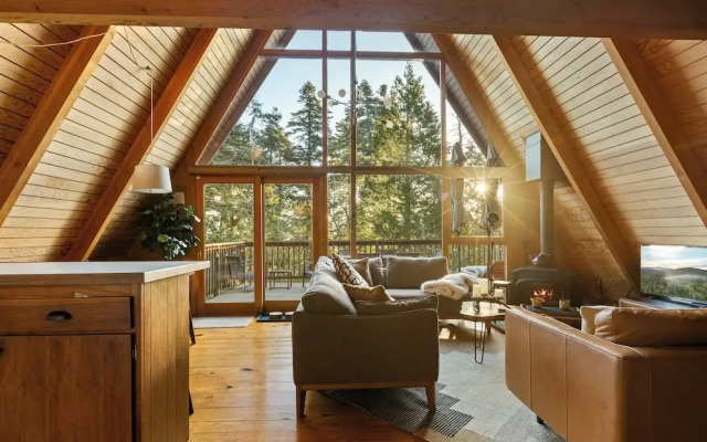 The Tranquil Pines A-frame Cabin Spectacular Views!