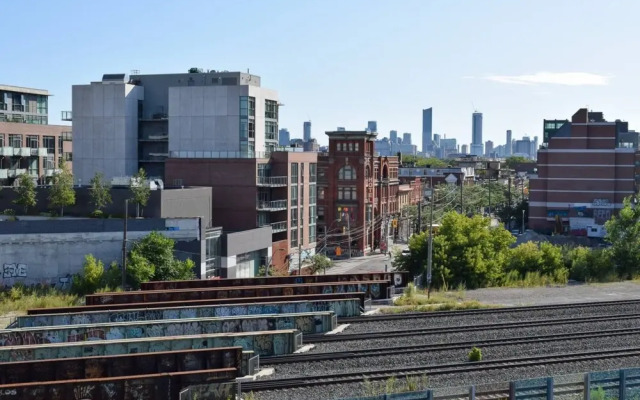 Modern Queen West 2 Bedroom And 2 Bathroom