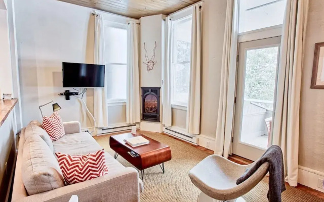 The Haus on Mirror Lake