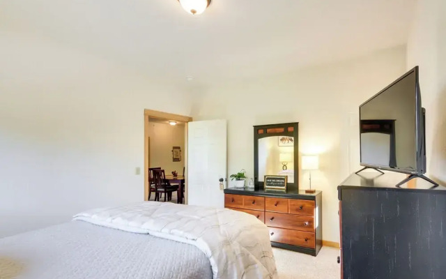 Cozy Livingston Condo w/ Balcony & Mtn View!