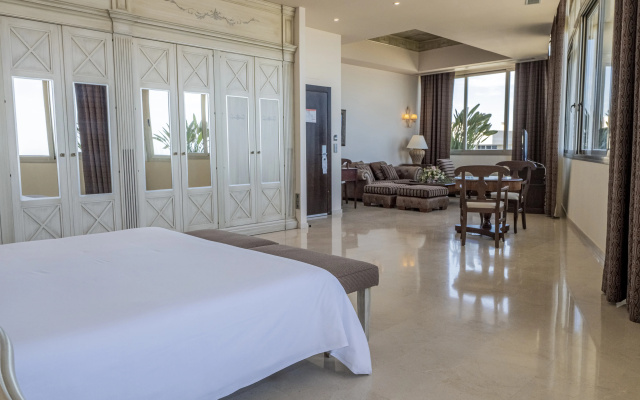 Senator Águilas Hotel