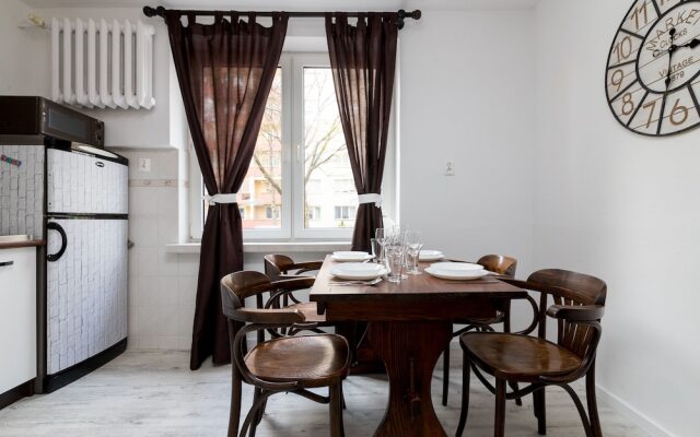 Metro Wilanowska 3-Bedroom Apartment