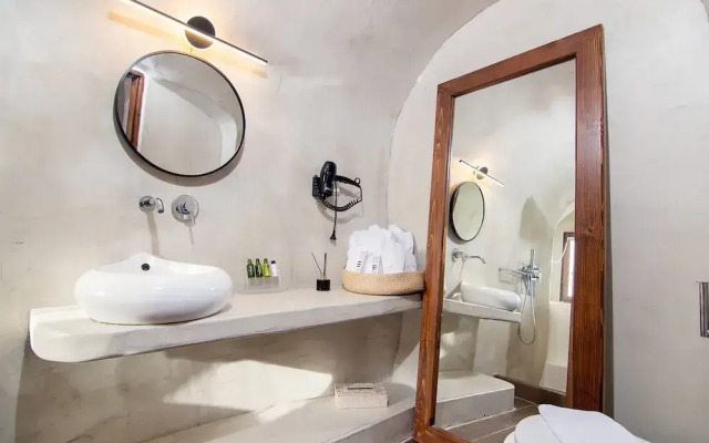 Santorini Rooftop Hot Tub Suite w Panoramic Views
